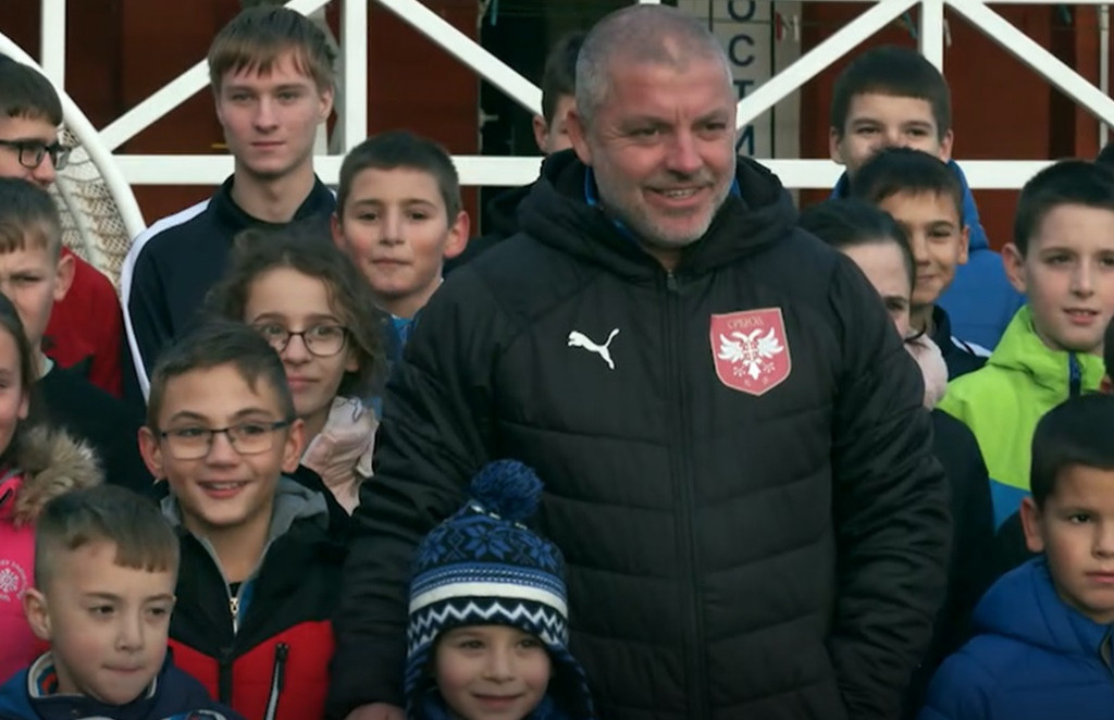 Nikola Lazetić sa decom iz škole fudbala