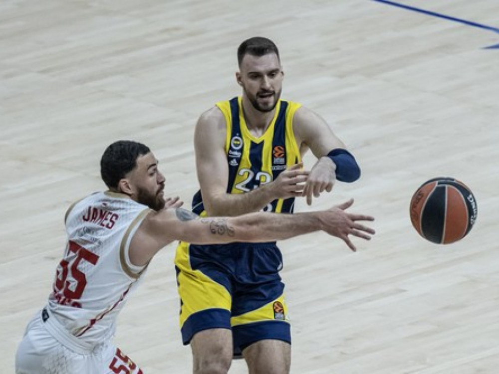 Marko Gudurić u duelu sa Majkom Džejmsom