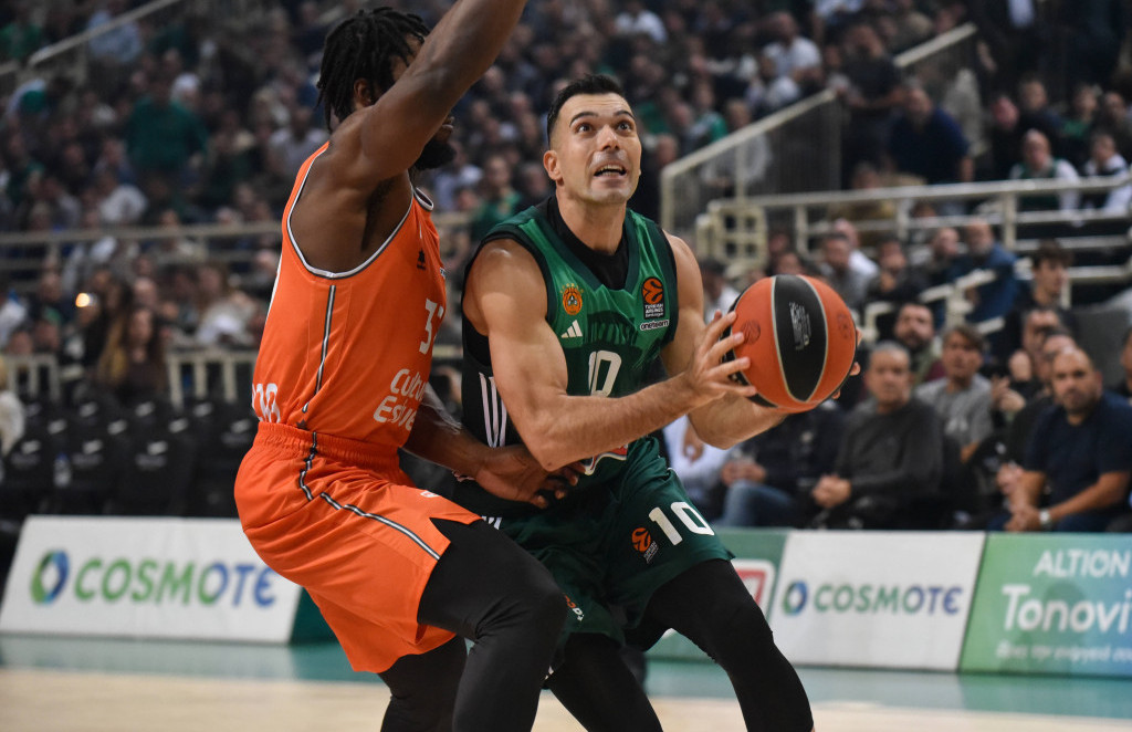 Košarkaš Panatinaikosa Kostas Slukas tokom utakmice sa Makabijem u Evroligi