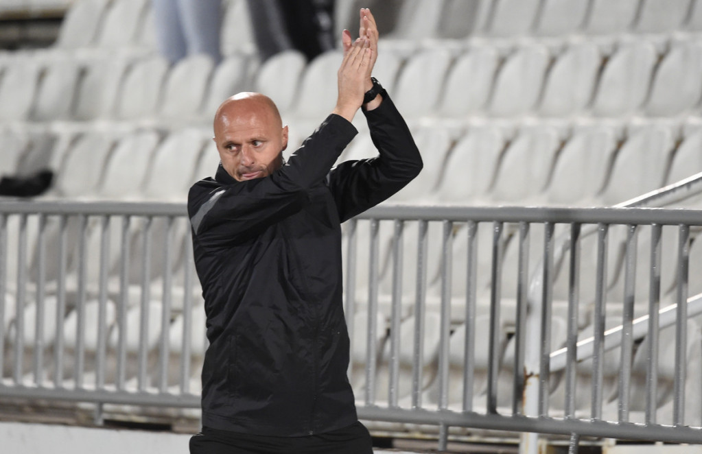 Igor Duljaj aplaudira navijačima Partizana