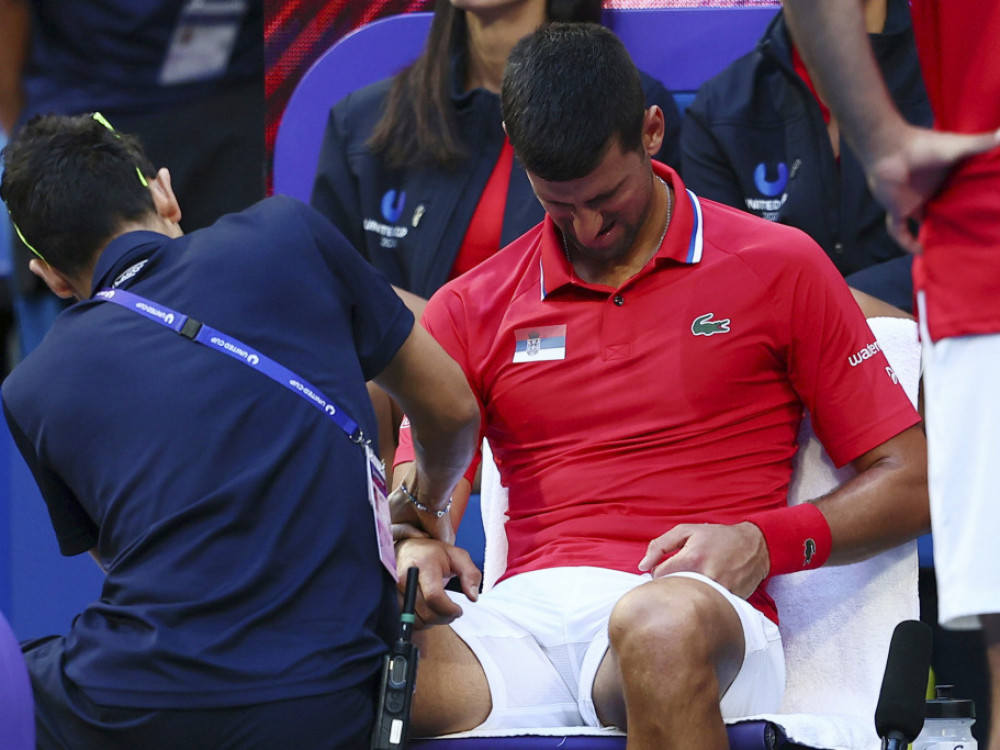 Srpski teniser Novak Đoković prima medicinsku pomoć