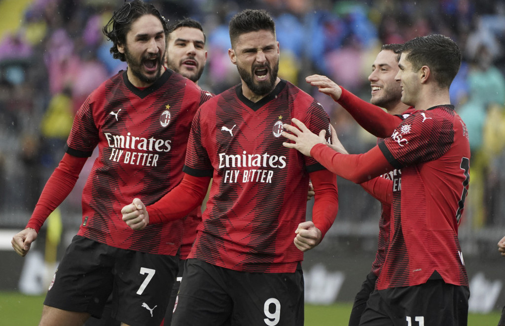 Fudbaleri Milana proslavljaju pobedu
