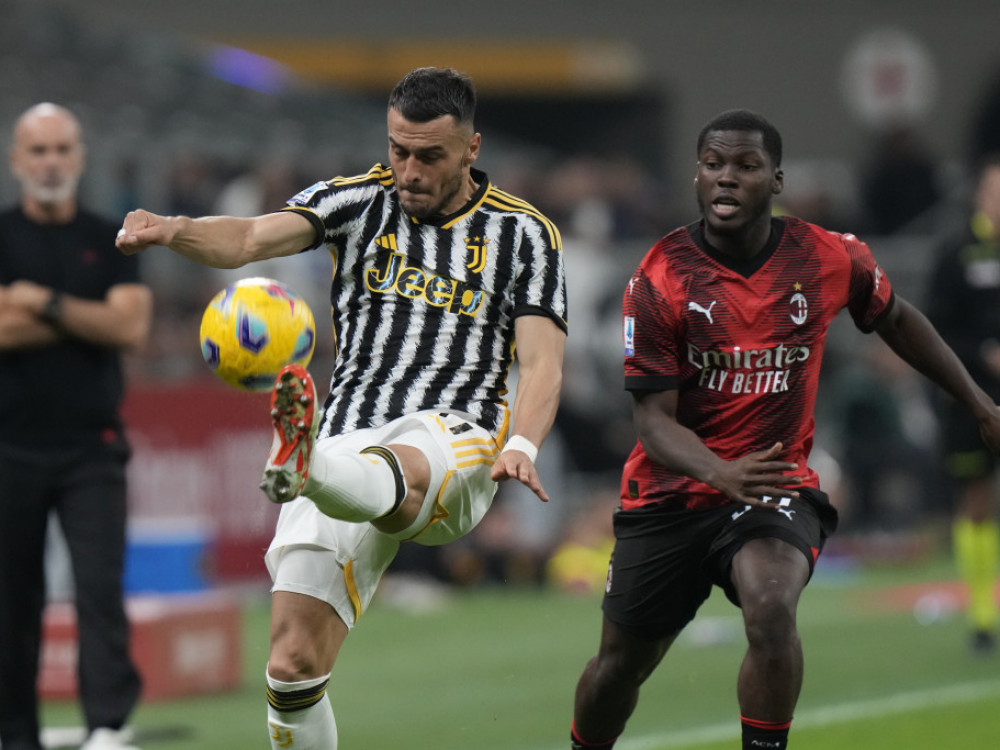 Filip Kostić, fudbaler Juventusa, u duelu sa igračem Milana