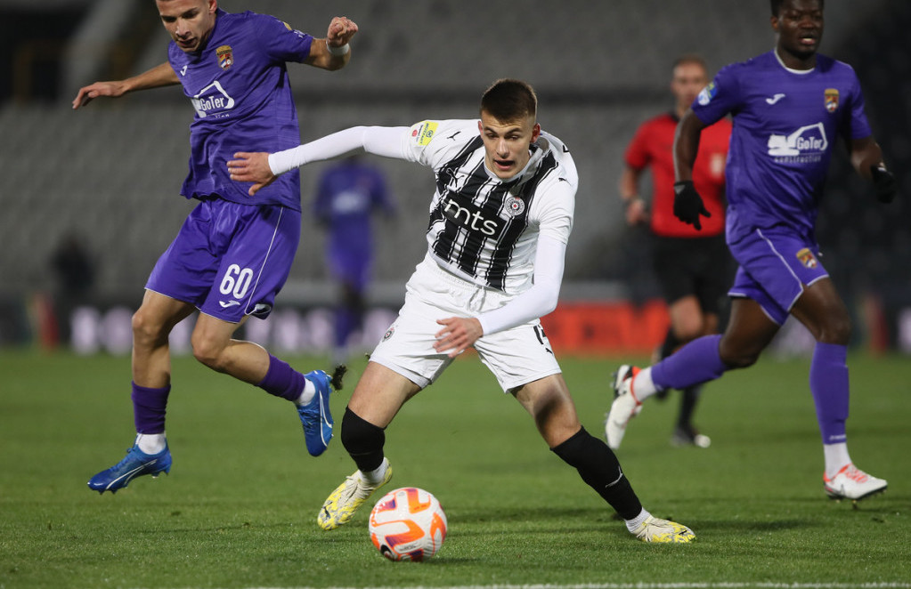 Partizan blistao 50 minuta: Crno-beli pobedili Mladost 4:0, dva gola i asistencija Sameda Baždara