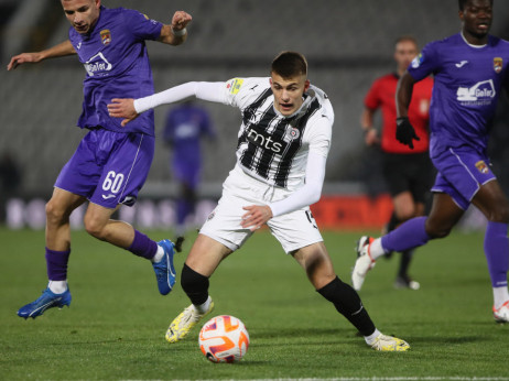 Partizan blistao 50 minuta: Crno-beli pobedili Mladost 4:0, dva gola i asistencija Sameda Baždara