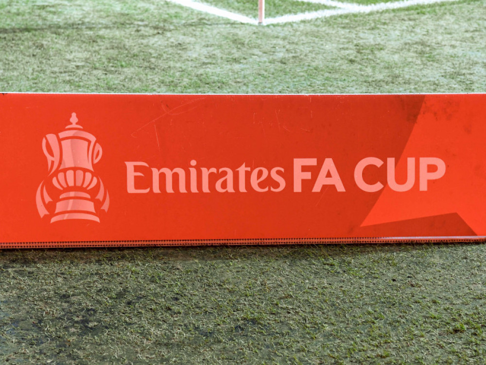 tabla sa natpisom Emirejts FA kupa