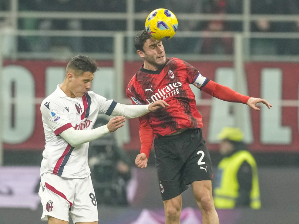 vazdušni duel fudbalera Milana i Bolonje