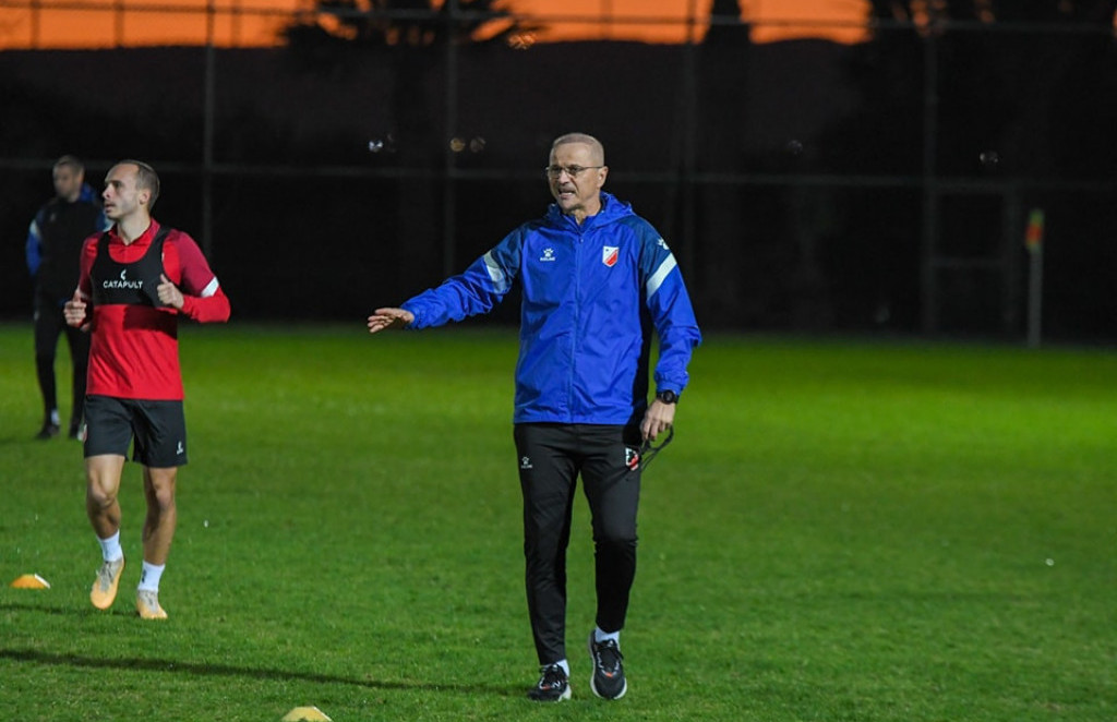 Božidar Bandović, trener Vojvodine, vodi trening