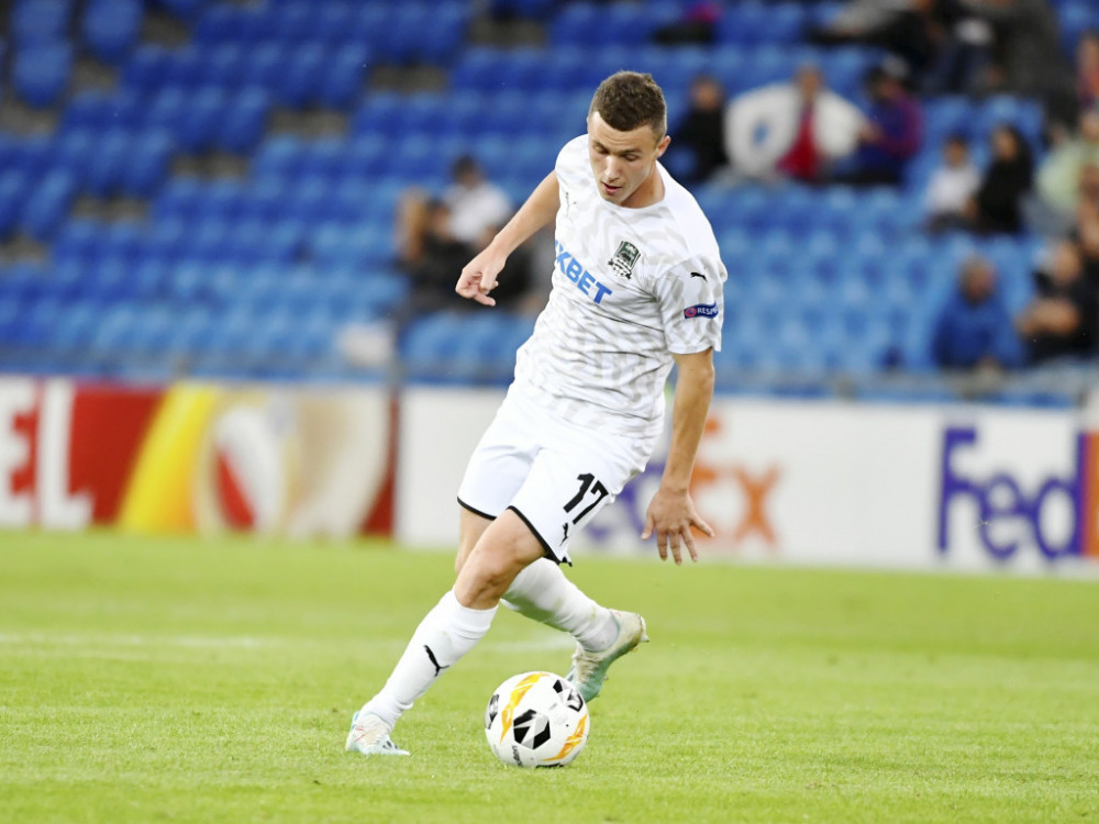 Ivan Ignjatijev, fudbaler Krasnodara, vodi loptu na meču