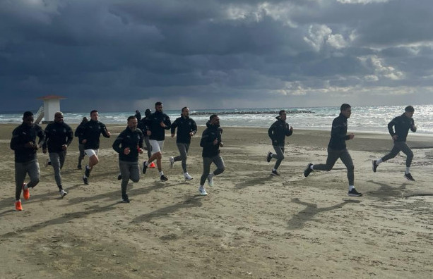 Fudbaleri Partizana treniraju na plaži tokom priprema na Kipru