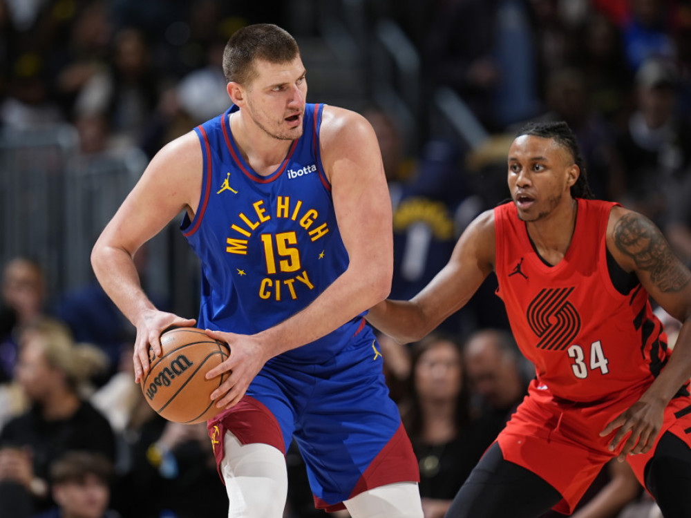 Nikola Jokić, košarkaš Denvera, u duelu s igračem Portlanda