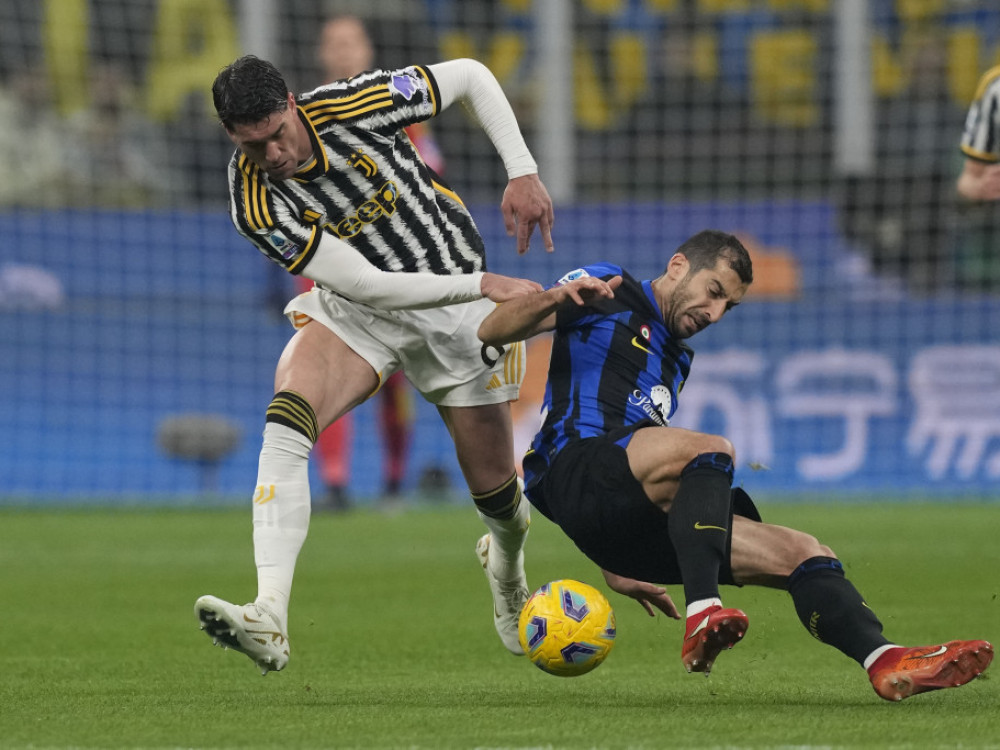 Dušan Vlahović, fudbaler Juventusa, u duelu s čuvarem iz Intera