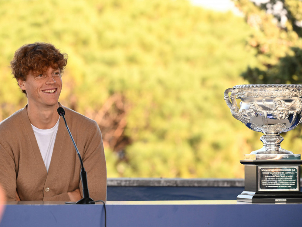Janik Siner, italijanski teniser, s trofejem AO 2024