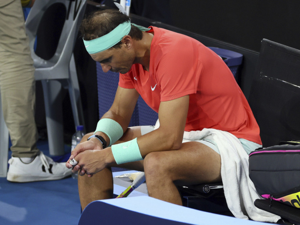 Rafael Nadal, španski teniser, sedi na klupi
