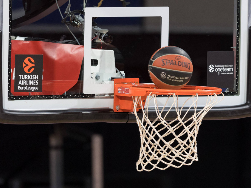 košarkaška lopta prolazi kroz obruč na meču Evrolige