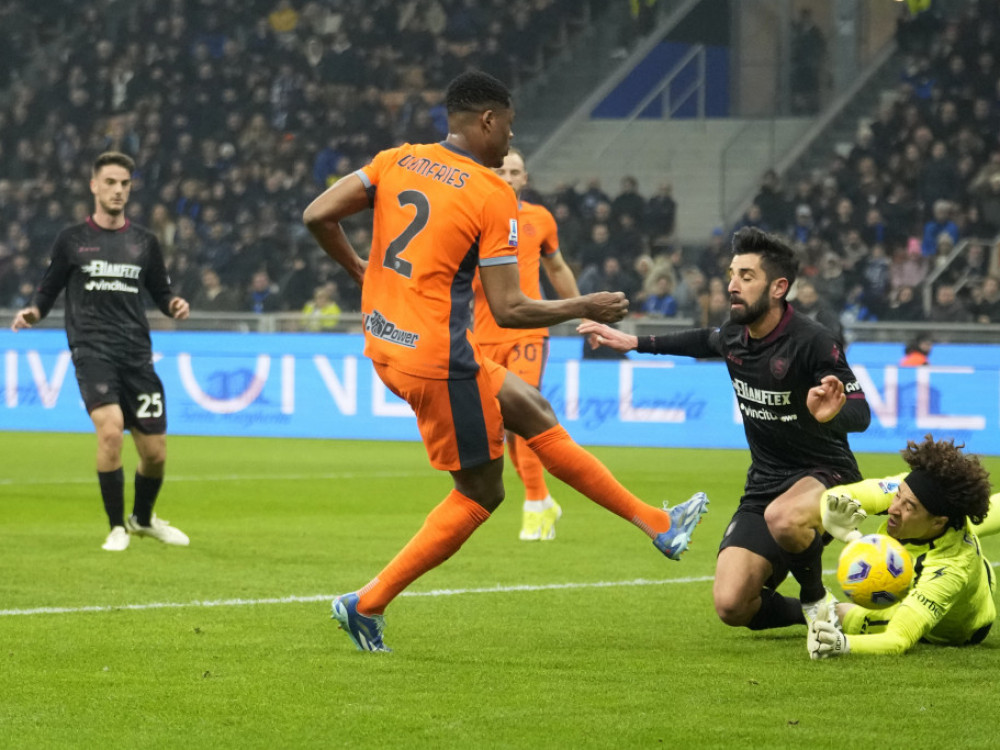 Denzel Dumfriz, fudbaler Intera, postiže gol protiv Salernitane