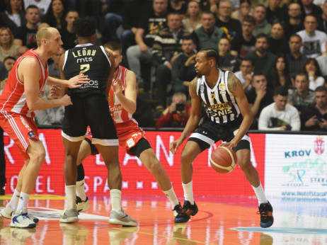 (KRAJ) Crvena zvezda odbranila trofej Kupa Radivoja Koraća: Partizan pao u finalu