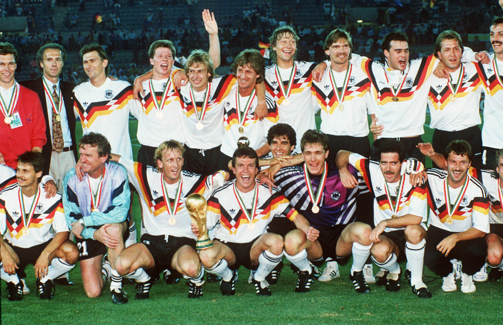 Fudbalska reprezentacija Nemačke sa peharom SP u Italiji 1990. godine