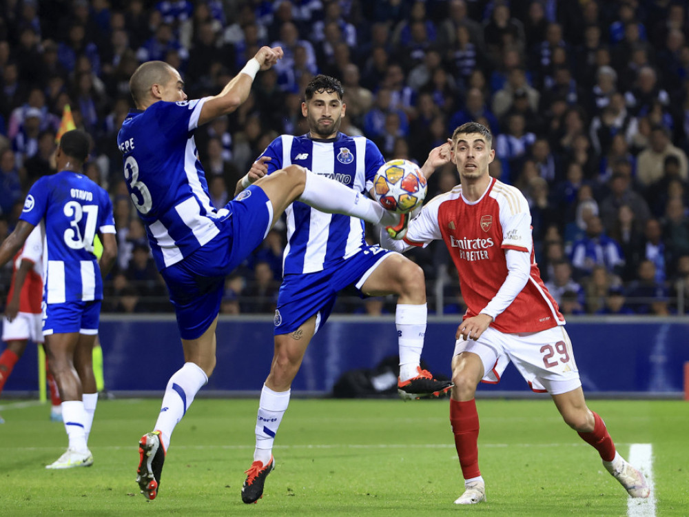 jedan od duela na meču Porto - Arsenal