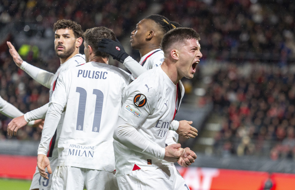 Fudbaler Milana, Luka Jović proslavlja gol sa saigračima