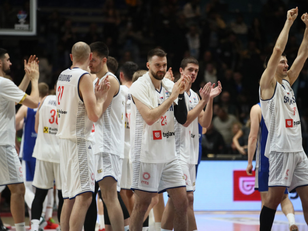 Košarkaši Srbije slave nakon pobede nad Finskom
