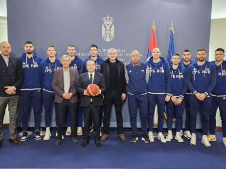 Ivica Dačić uručio dioplomatske pasoše košarkaškim reprezentativcima Srbije: Specijalno priznanje za svetske vicešampione