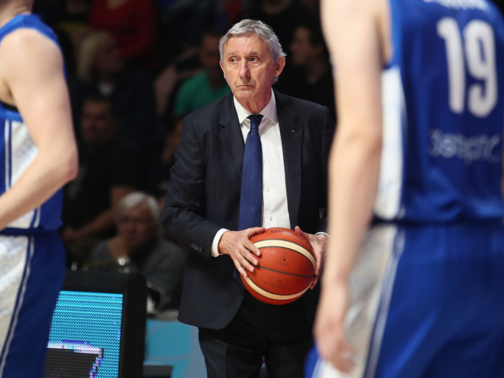 Svetislav Pešić, selektor Srbije, drži košarkašku loptu