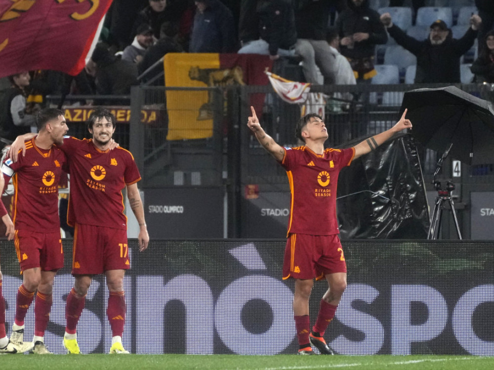 Paulo Dibala, fudbaler Rome, slavi gol sa saigračima