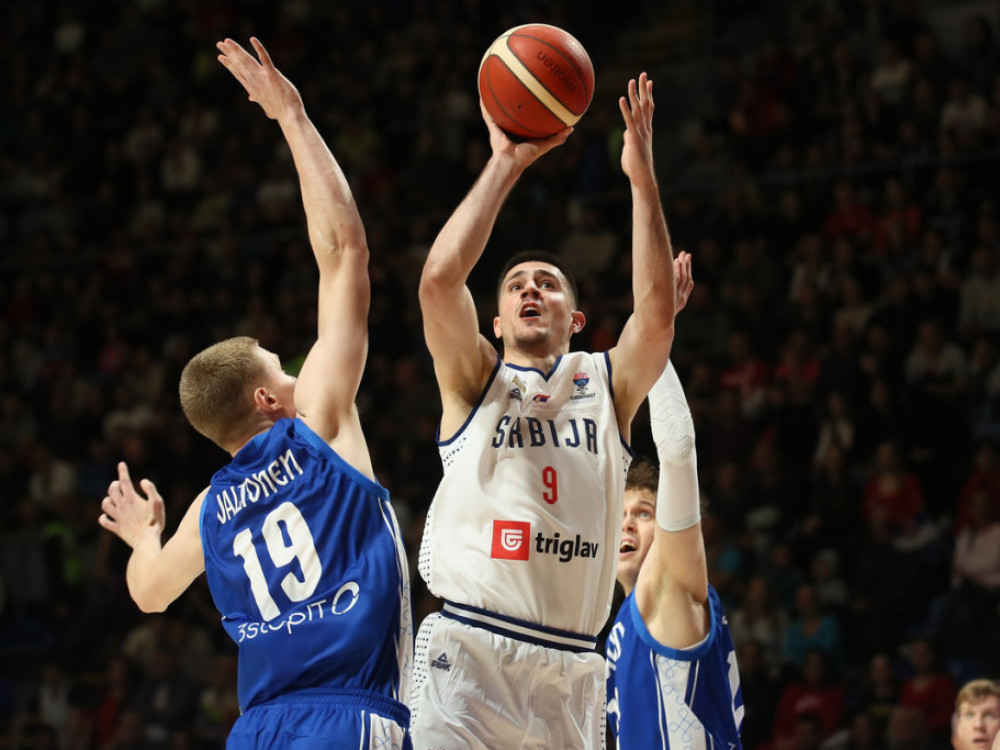 Vanja Marinković, košarkaški reprezentativac Srbije, u duelu sa Finskom