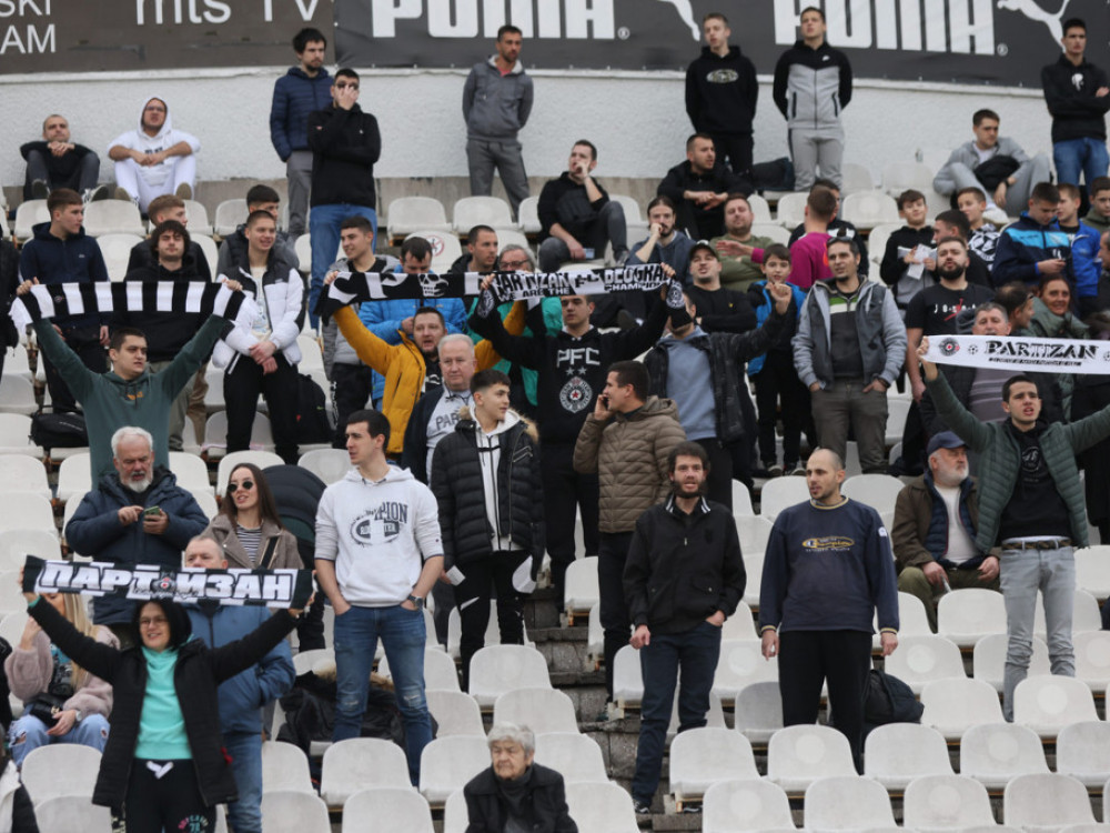 navijači Partizana na stadionu u Humskoj
