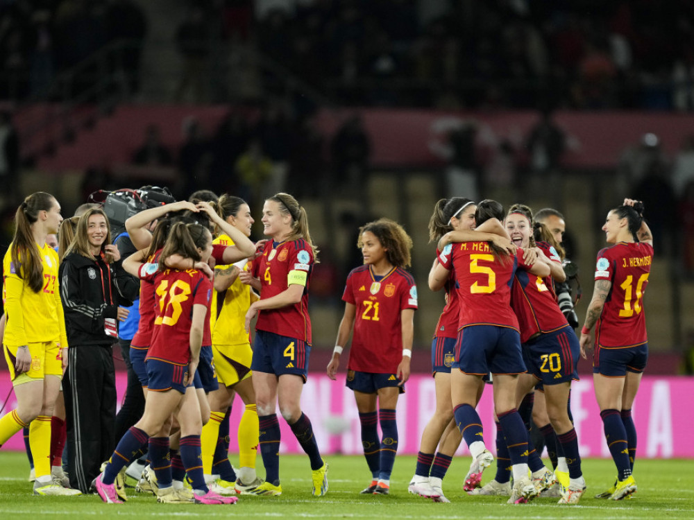 fudbalerke Španije posle osvajanja trofeja Lige nacija