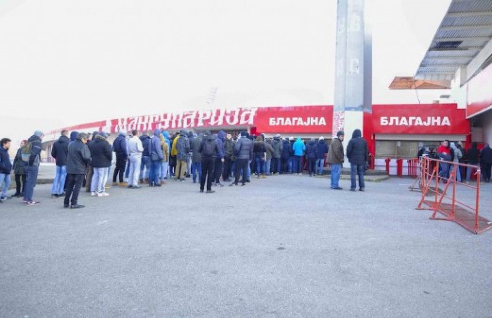 Gužva ispred blagajne stadiona "Rajko Mitić" pred 172. "večiti derbi" sa Partizanom
