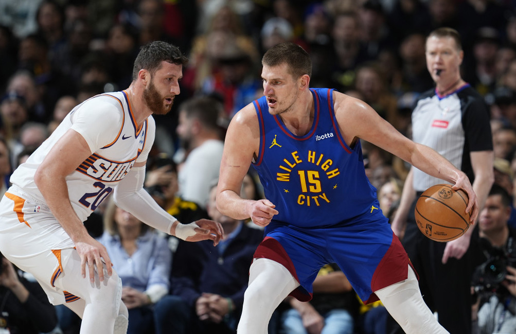 Nikola Jokić u duelu protiv Jusufa Nurkiča na meču NBA lige Denver - Finiks