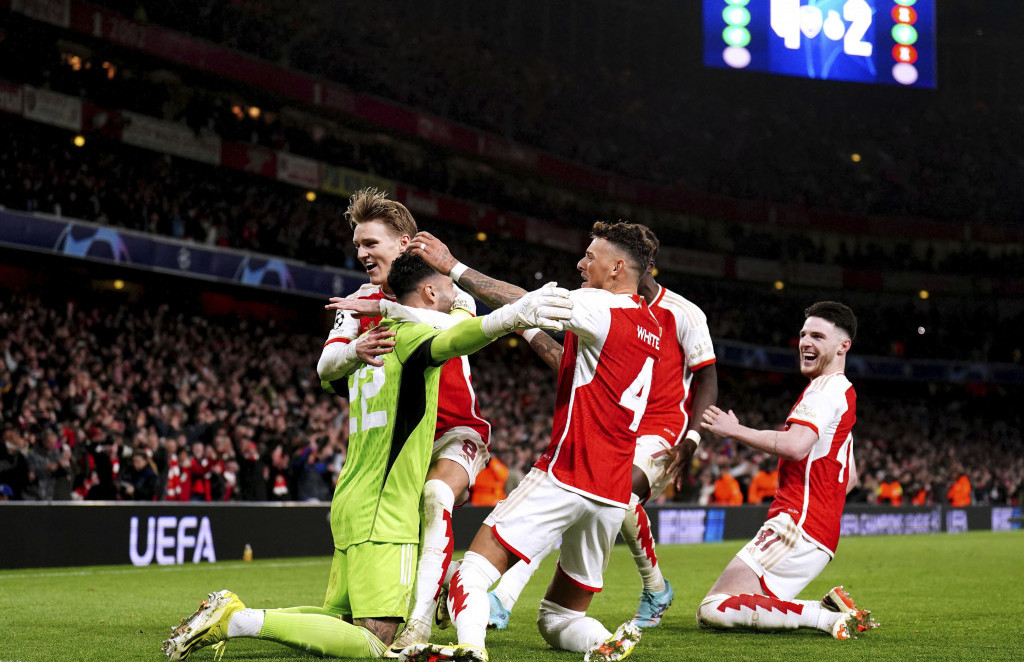 David Raja u zagrljaju saigrača Arsenala posle trijumfa nad Portom