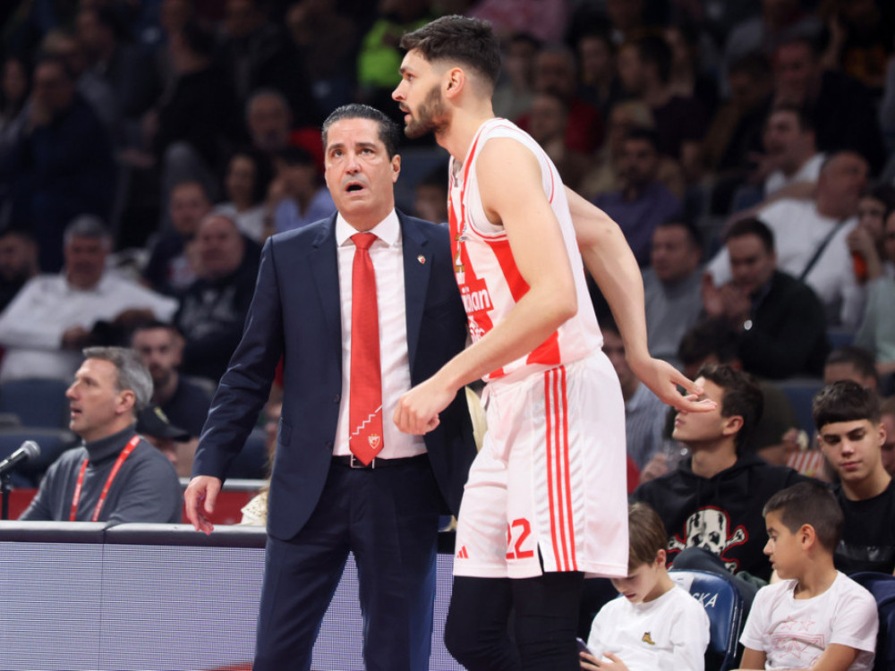 Janis Sferopulos i Dalibor Ilić, trener i košarkaš Crvene zvezde pričaju tokom meča sa Makabijem
