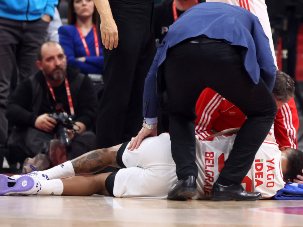 Jago dos Santos, košarkaš Crvene zvezde, leži povređen tokom izgubljenog meča sa Makabijem