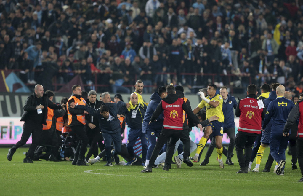 Tuča na terenu posle meča Trabzon - Fenerbahčle