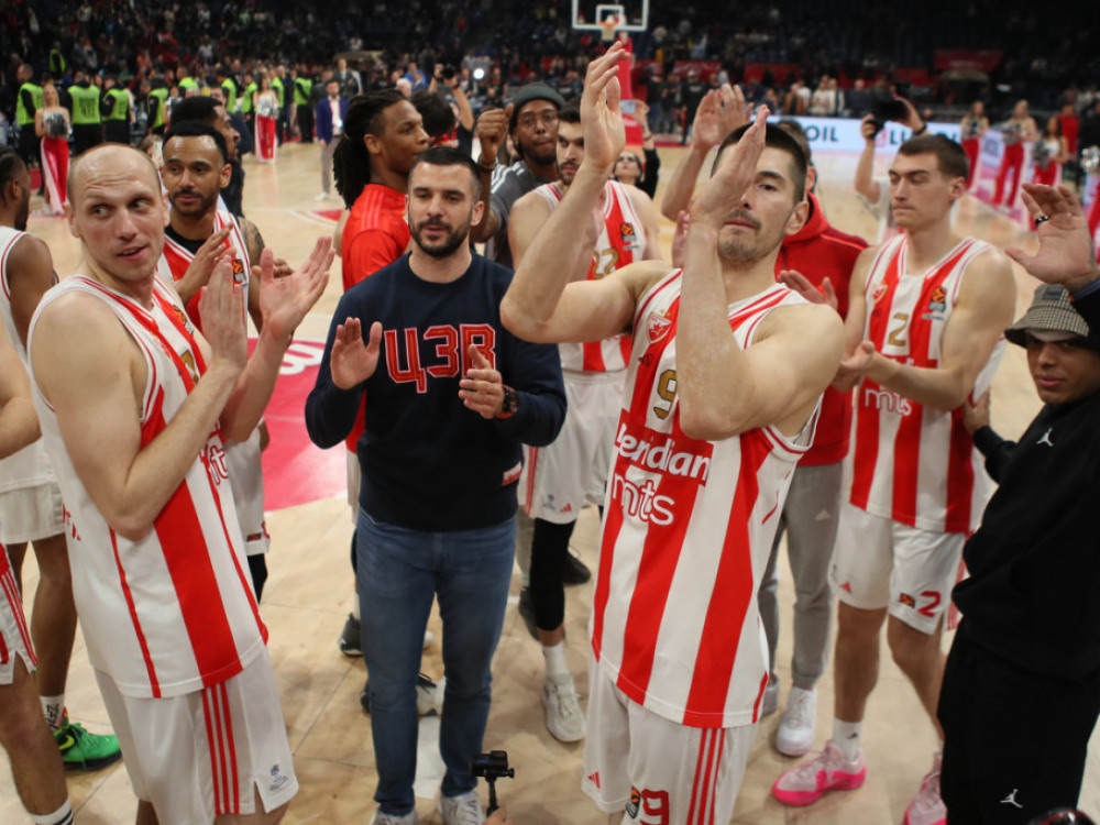 košarkaši Crvene zvezde proslavljaju pobedu protiv Virtusa