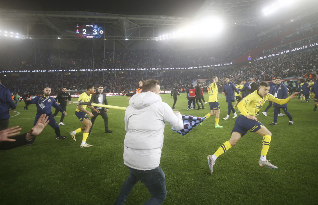 Navijači Trabzona jure igrače Fenerbahčea na terenu