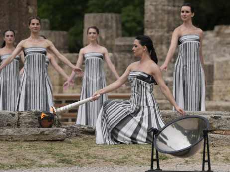 Zapaljen olimpijski plamen: Tradicionalno, to je urađeno uz pomoć sunčeve svetlosti