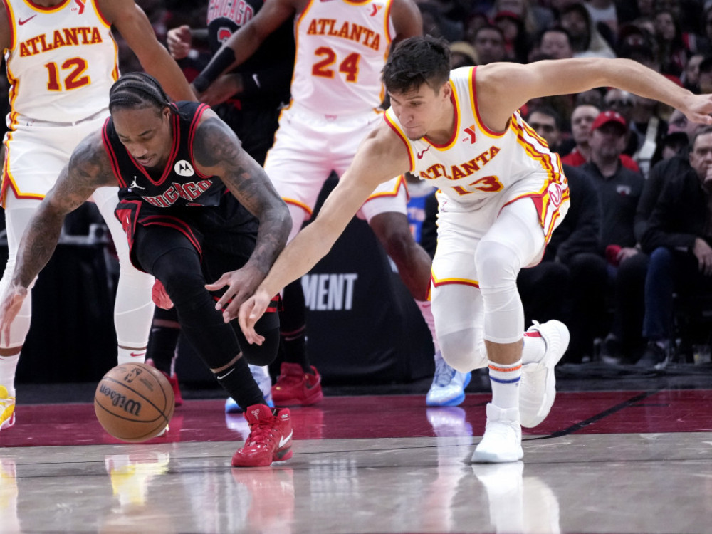 Bogdan Bogdanović u duelu sa igračem Čikaga, u kom je Atlanta glatko poražena