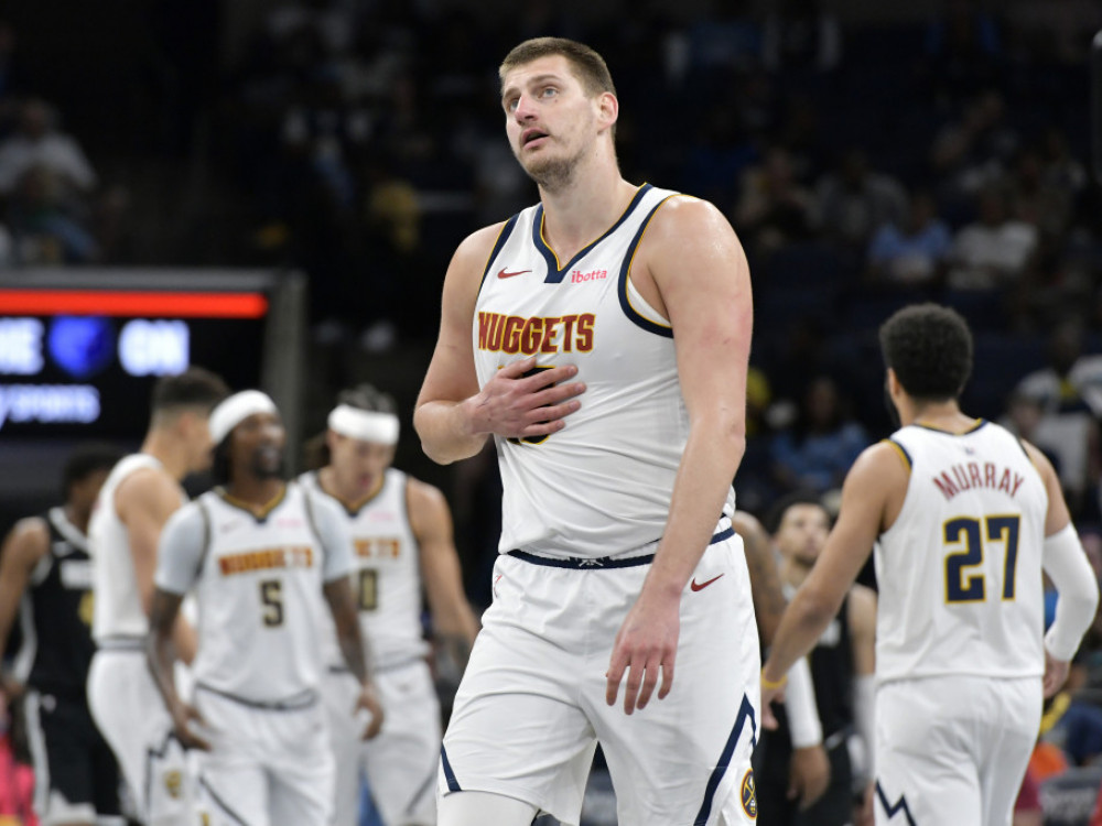 Nikola Jokić i ostali košarkaši Denvera tokom utakmice regularne sezone NBA lige