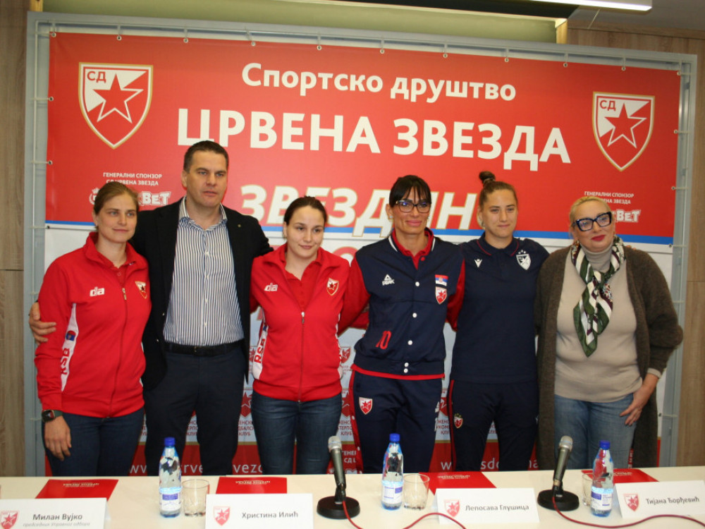 Milan Vujko i Sandra Sremčević sa rukometašicama i fudbalerkama Crvene zvezde