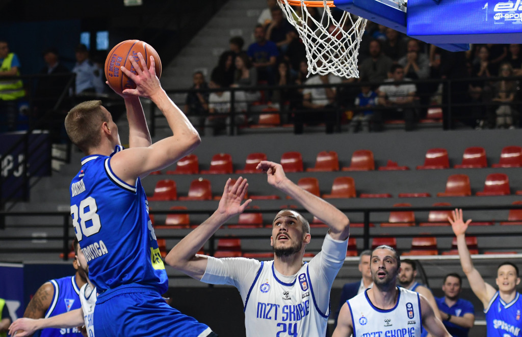 Košarkaši Spartaka iz Subotice i MZT-a tokom prve utakmice polufinalne serije ABA 2 lige