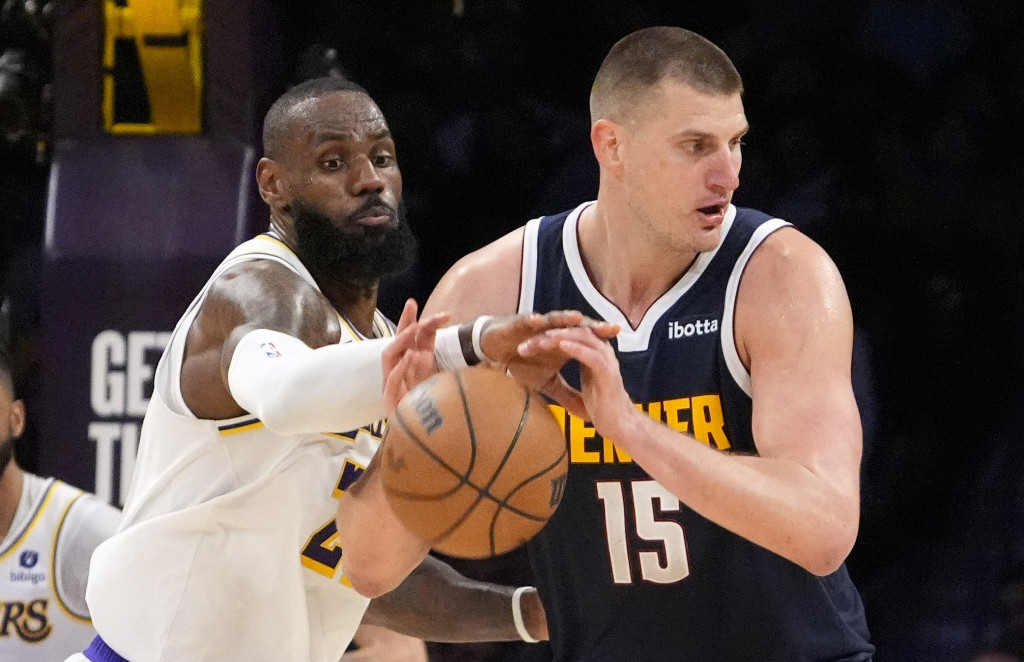 Lebron Džejms i Nikola Jokić u borbi za loptu tokom četvrte utakmice plej-of serije