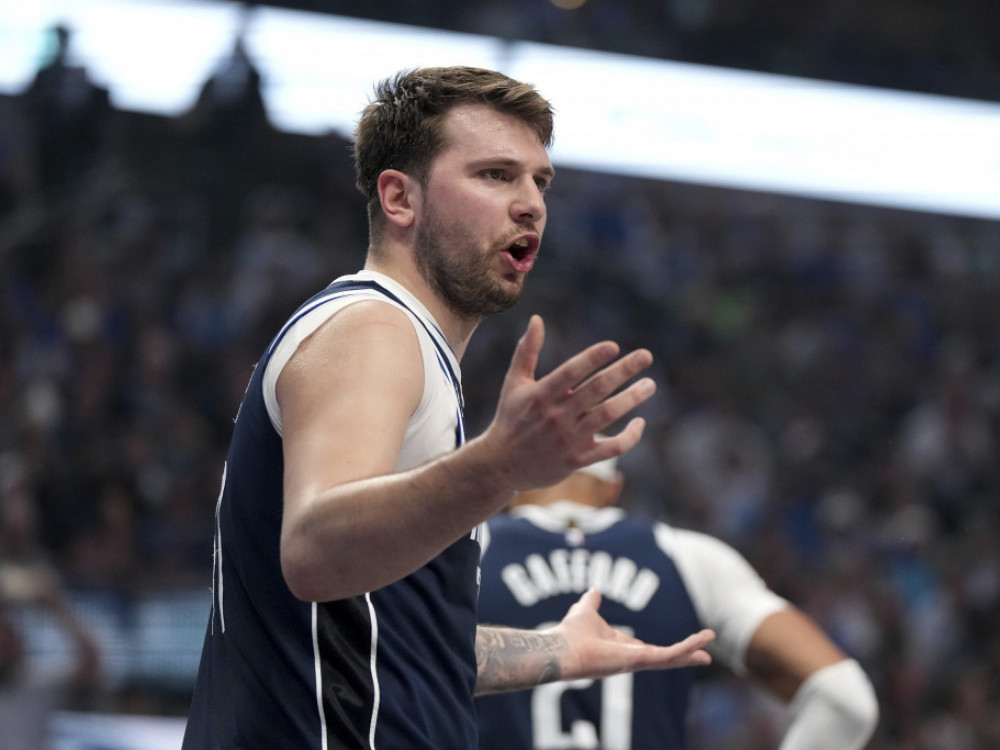 Luka Dončić se žali sudijama tokom susreta Dalasa i LA Klipersa u plej-ofu NBA lige