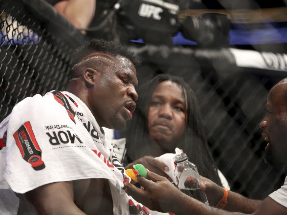 Bivši UFC šampion Frensis Nganu dobija savete trenera između rundi