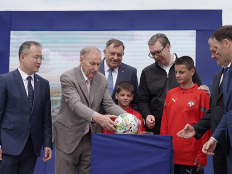 Predsednik Aleksandar Vučić simboličnim polaganjem lopte označio početak izgradnje Nacionalnog stadiona