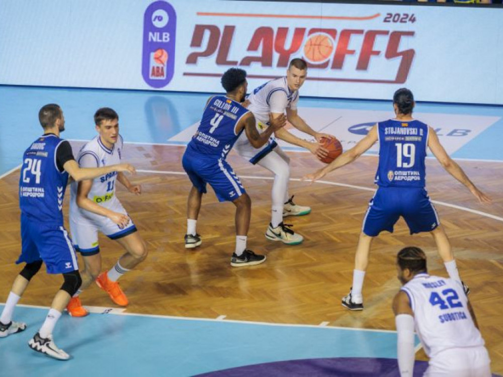 Košarkaši Spartaka i MZT-a u borbi za loptom tokom druge utakmice polufinalne serije