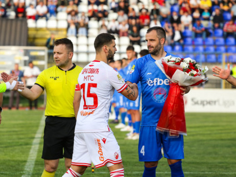 Mladost dočekala šampione - špalir i cveće za fudbalere Zvezde